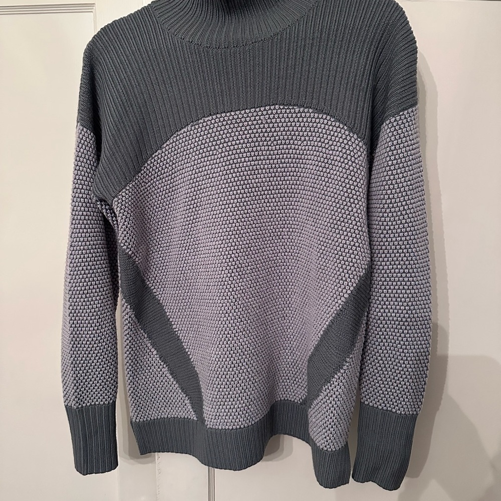 Like new. Women lululemon wool turtleneck sweater. Sz 8 or medium